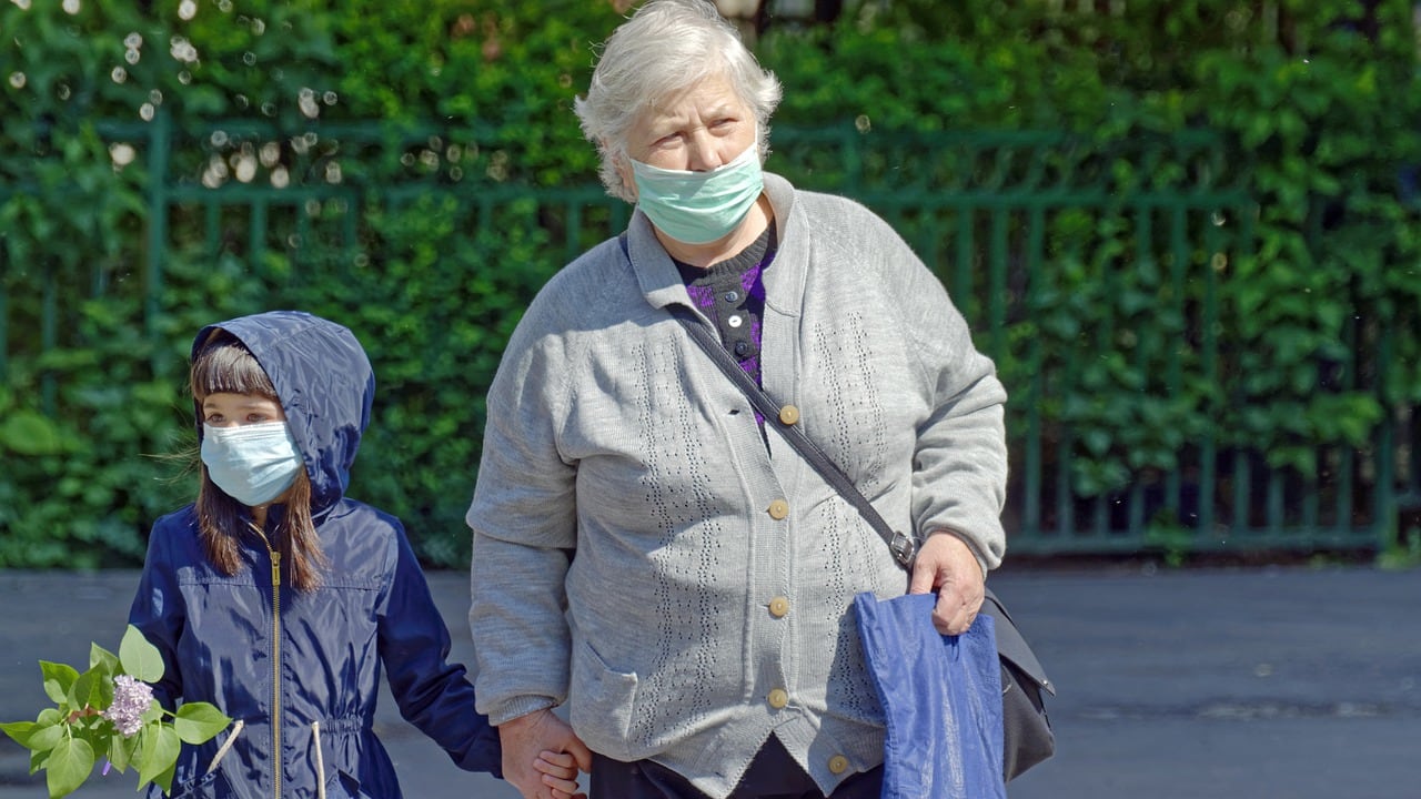 Le mascherine e niente pranzo, ecco la visita "sicura" ai nonni