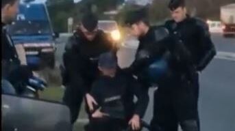 Un nuovo video choc dalla Francia: la polizia fa cadere un disabile