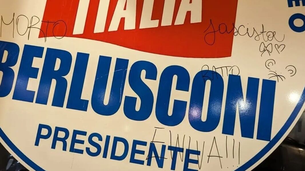Vandali oltraggiano la memoria di Silvio Berlusconi: colpita la sede di Forza Italia