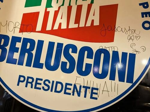 Vandali oltraggiano la memoria di Silvio Berlusconi: colpita la sede di Forza Italia