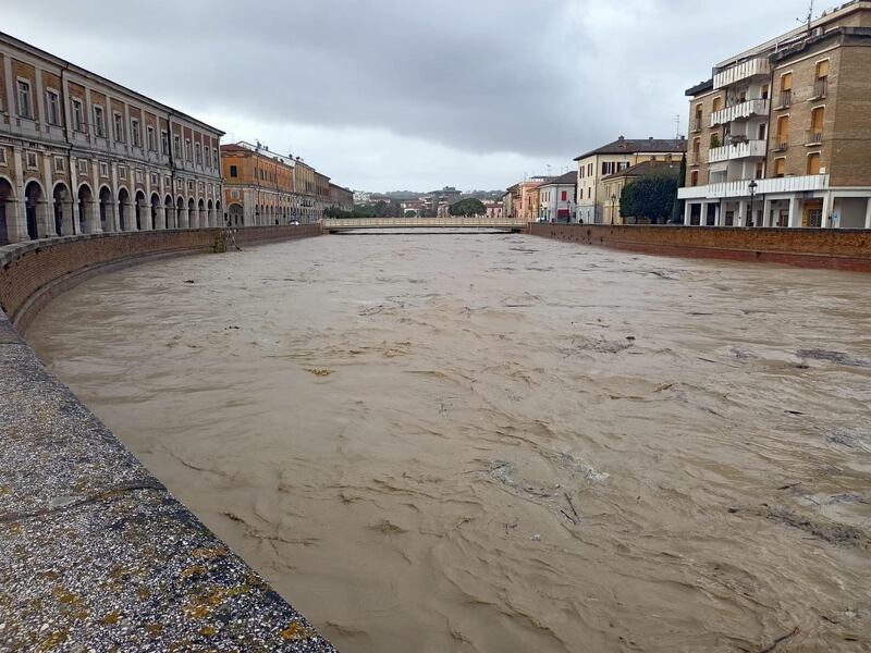 Allarme esondazione a Senigallia, casette Sae sotto la neve: allerta nelle Marche 6