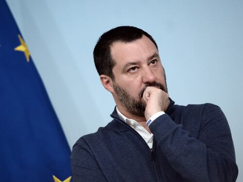 I social difendono Salvini: l'hashtag "non mollare" è al primo posto su Twitter