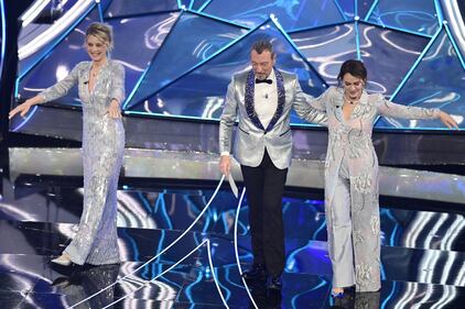 Sanremo 2024: ecco il look della quarta serata del Festival di conduttore, co-conduttrice e ospiti 2
