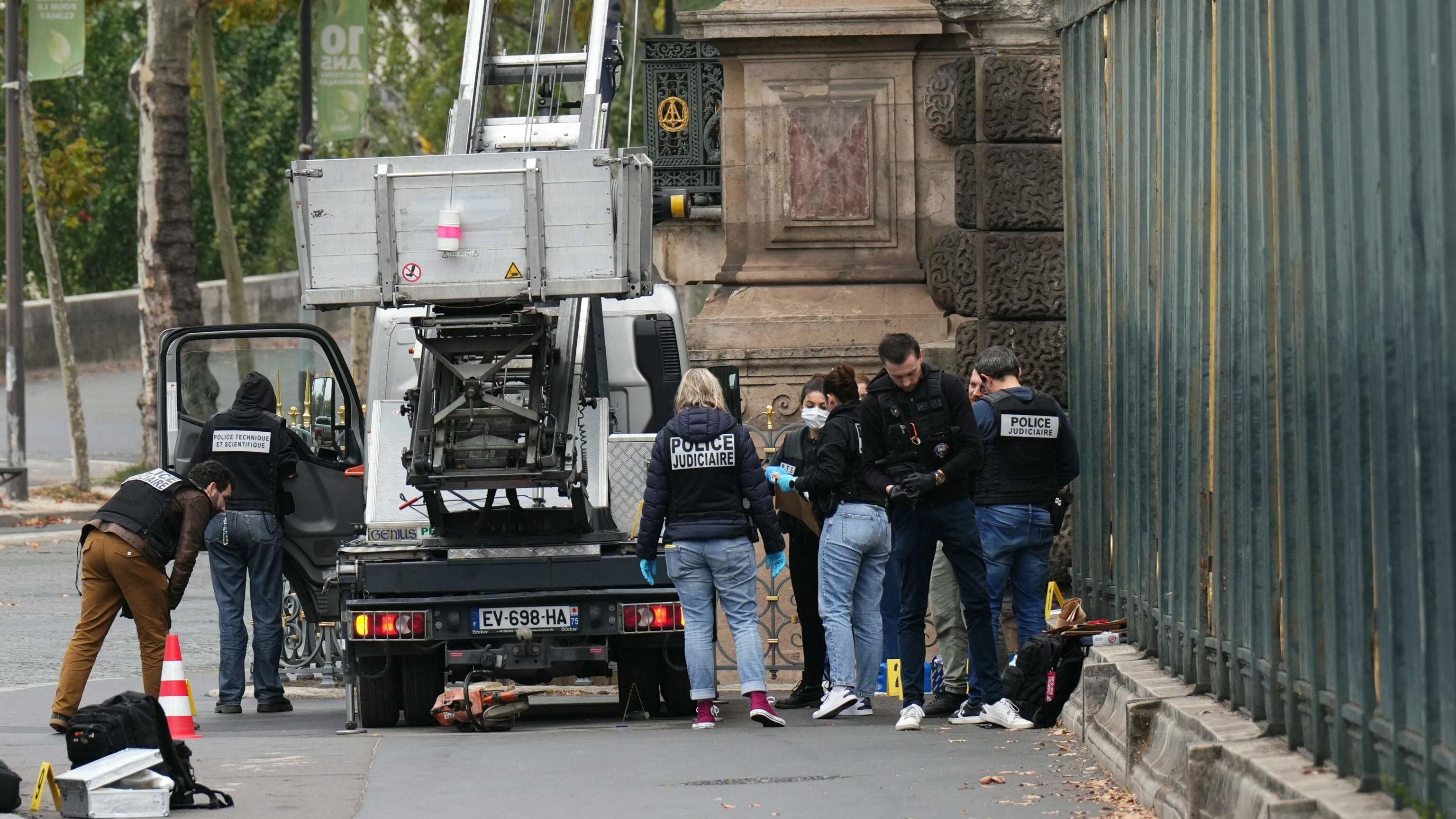 Il furto, gli errori nella fuga e i campioni di Dna: cosa si è scoperto sui ladri del Louvre