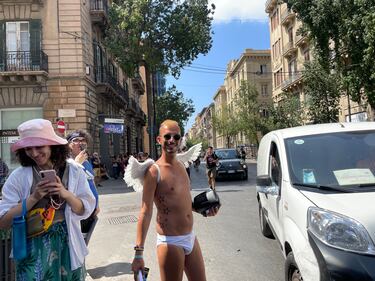 Uomini vestiti da cani, utero in affitto e maternità surrogata. Ecco il Gay Pride di Palermo 3