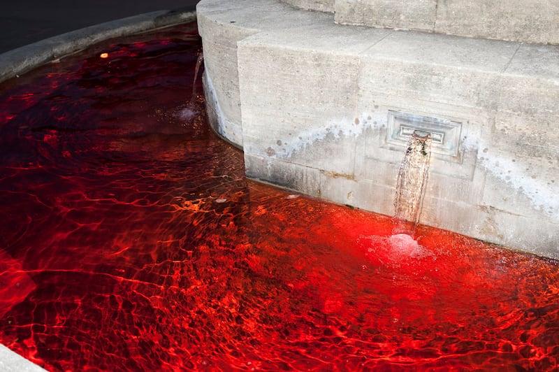 Mestruazioni taboo: le fontane di Zurigo si colorano di rosso 2