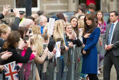 Kate Middleton, bella e glam in blu in Scozia 7