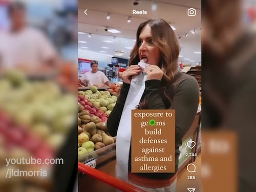 No vax lecca oggetti e maniglie al supermercato: "I germi fortificano". Il video delirante