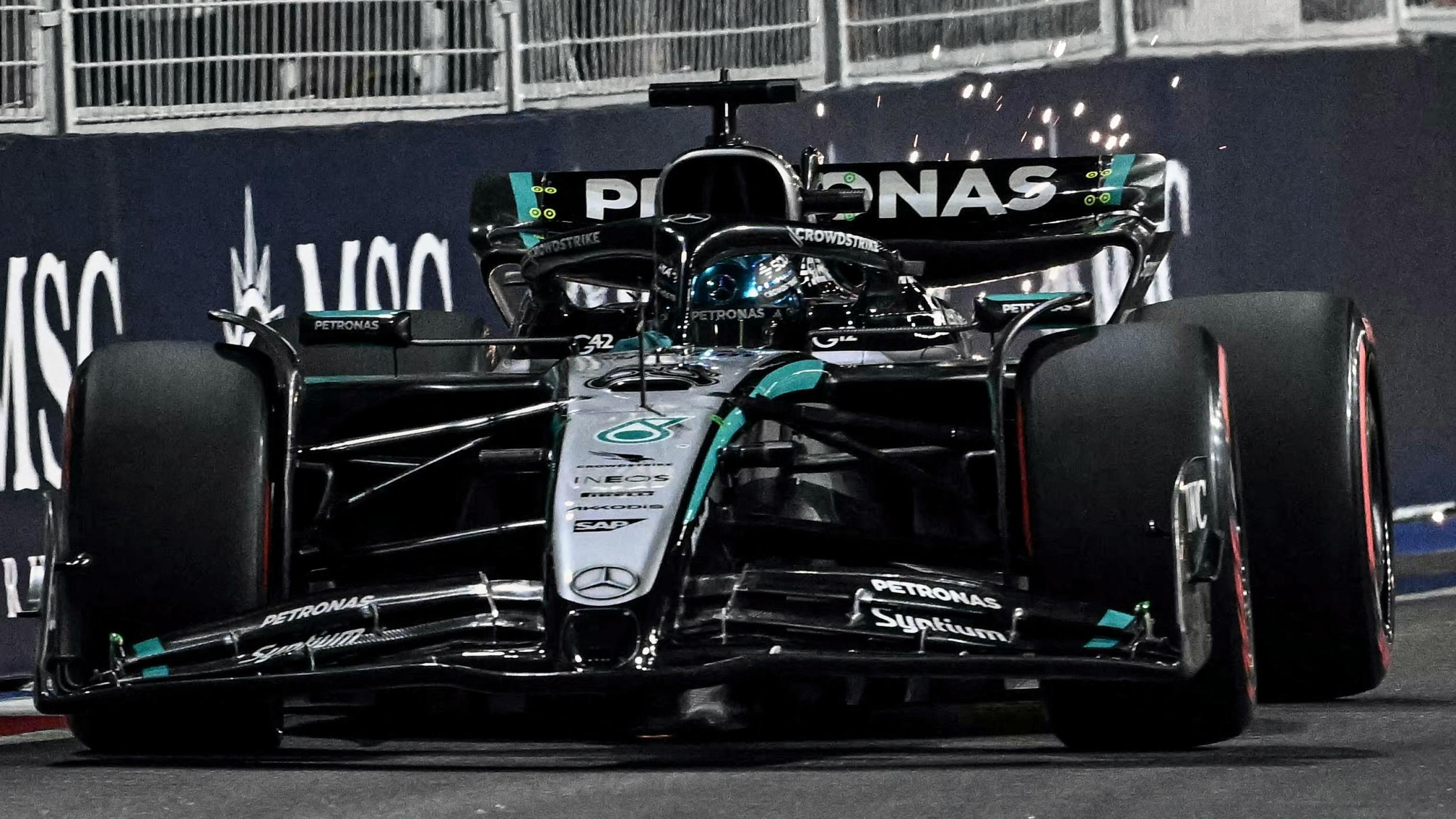 F1, Russell trionfa a Singapore davanti a Verstappen: alla McLaren il titolo costruttori