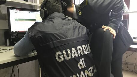 Falsificano i permessi di soggiorno, ma la fanno franca così