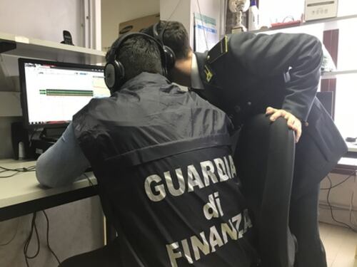 Falsificano i permessi di soggiorno, ma la fanno franca così