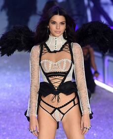 Kendall Jenner sulle passerelle di Victoria's Secret 7