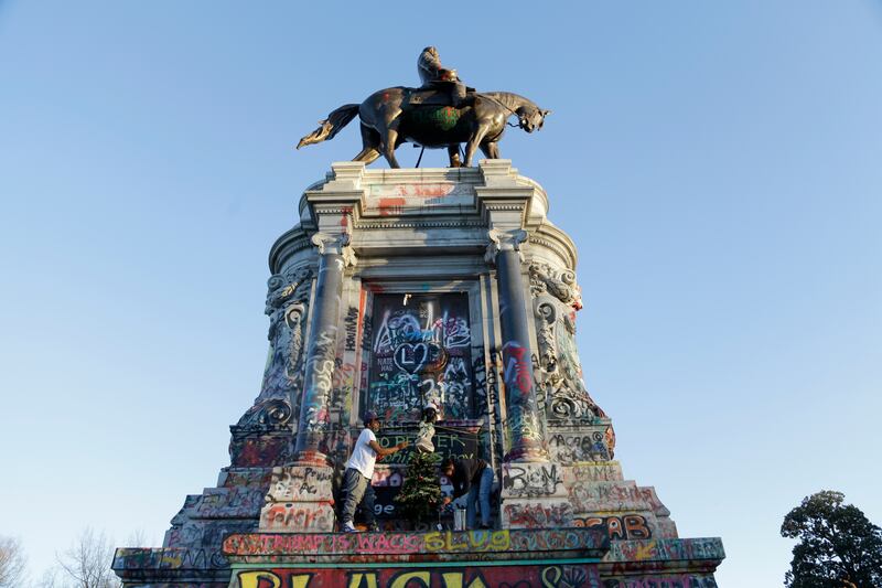 Monumento del generale Lee imbrattato
