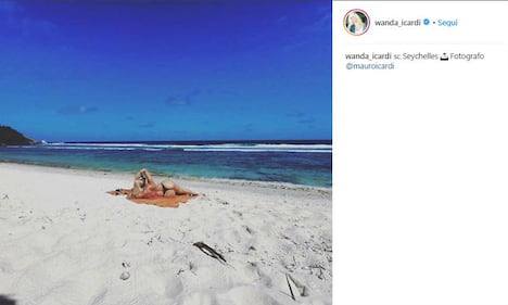 Wanda Nara seducente in costume 4