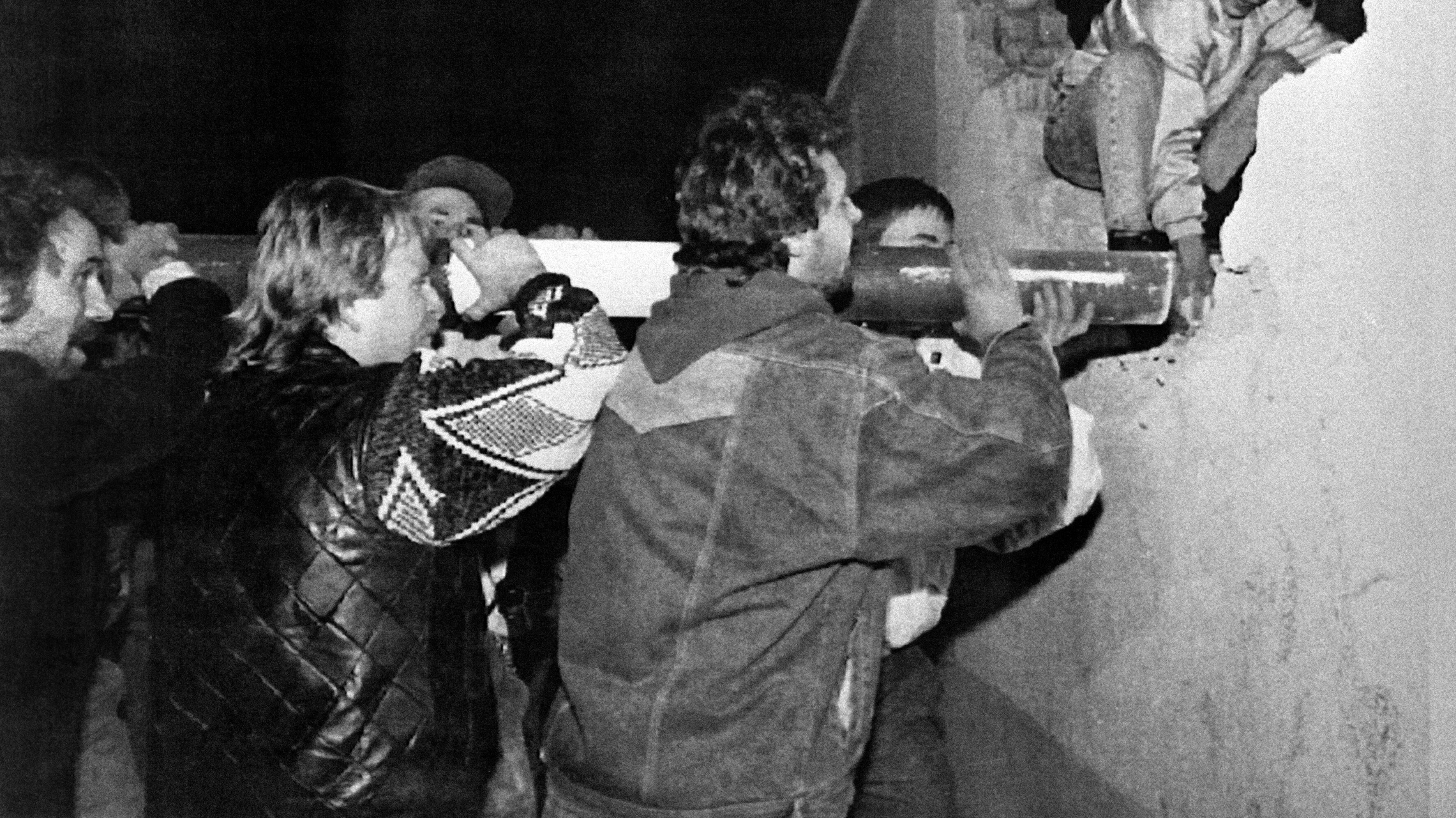 "Diedero inizio a una nuova alba". Meloni ricorda l'anniversario della caduta del muro di Berlino