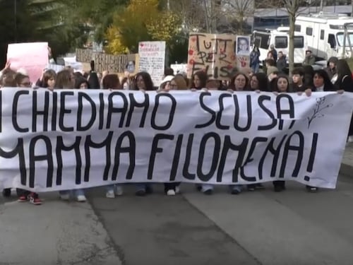 "Tutti per Elisa", la bellissima manifestazione degli studenti a Potenza. Emozione per la famiglia Claps