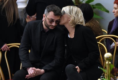 Maria De Filippi e il figlio alla camera ardente di Maurizio Costanzo 8