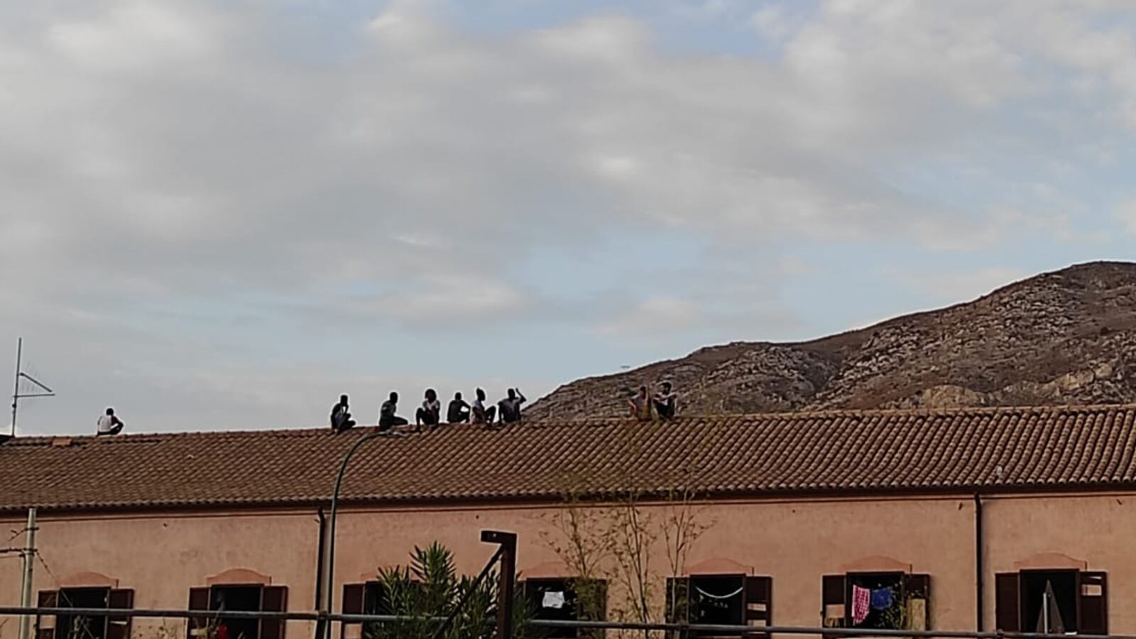 "Qui non ci vogliamo più stare": esplode il focolaio dei migranti