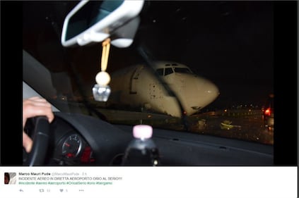 Orio, aereo esce di pista e piomba sulle auto 4
