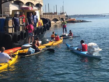 Taranto, canoisti all’opera ripuliscono il mare dalla plastica  3