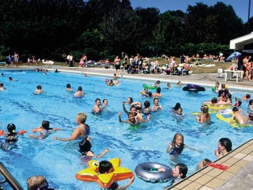 Evade dai domiciliari per fare il bagno in piscina