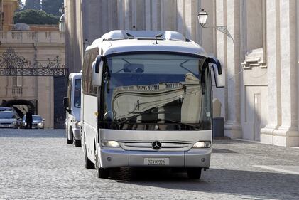 Il Papa viaggia in pullman verso Ariccia 1