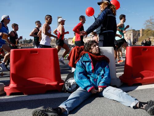 Blitz di Ultima Generazione a Roma: ostacolata la maratona per le vie della Capitale