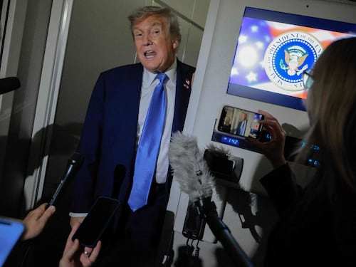 L'ultimatum di Trump: "Resa incondizionata". E valuta i raid contro l'Iran. Mosca: "Israele si fermi"