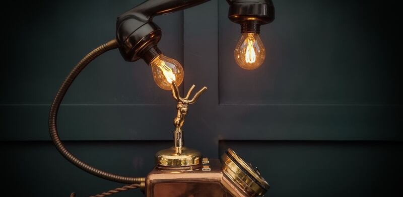 Telefono trasformato in lampada