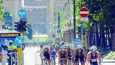 La città della moda scopre il triathlon: a nuoto nei Navigli e finale al Castello