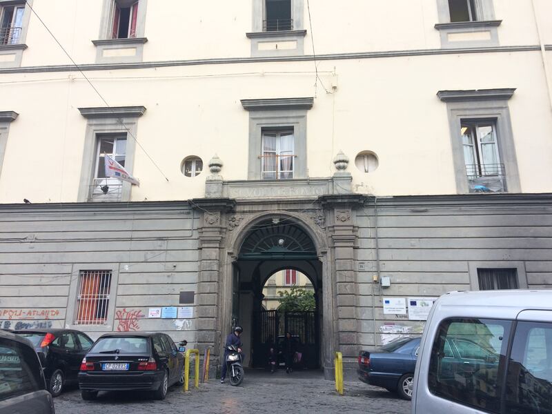 Scuole senza manutenzione: a Napoli bagni per le alunne off-limits in una media