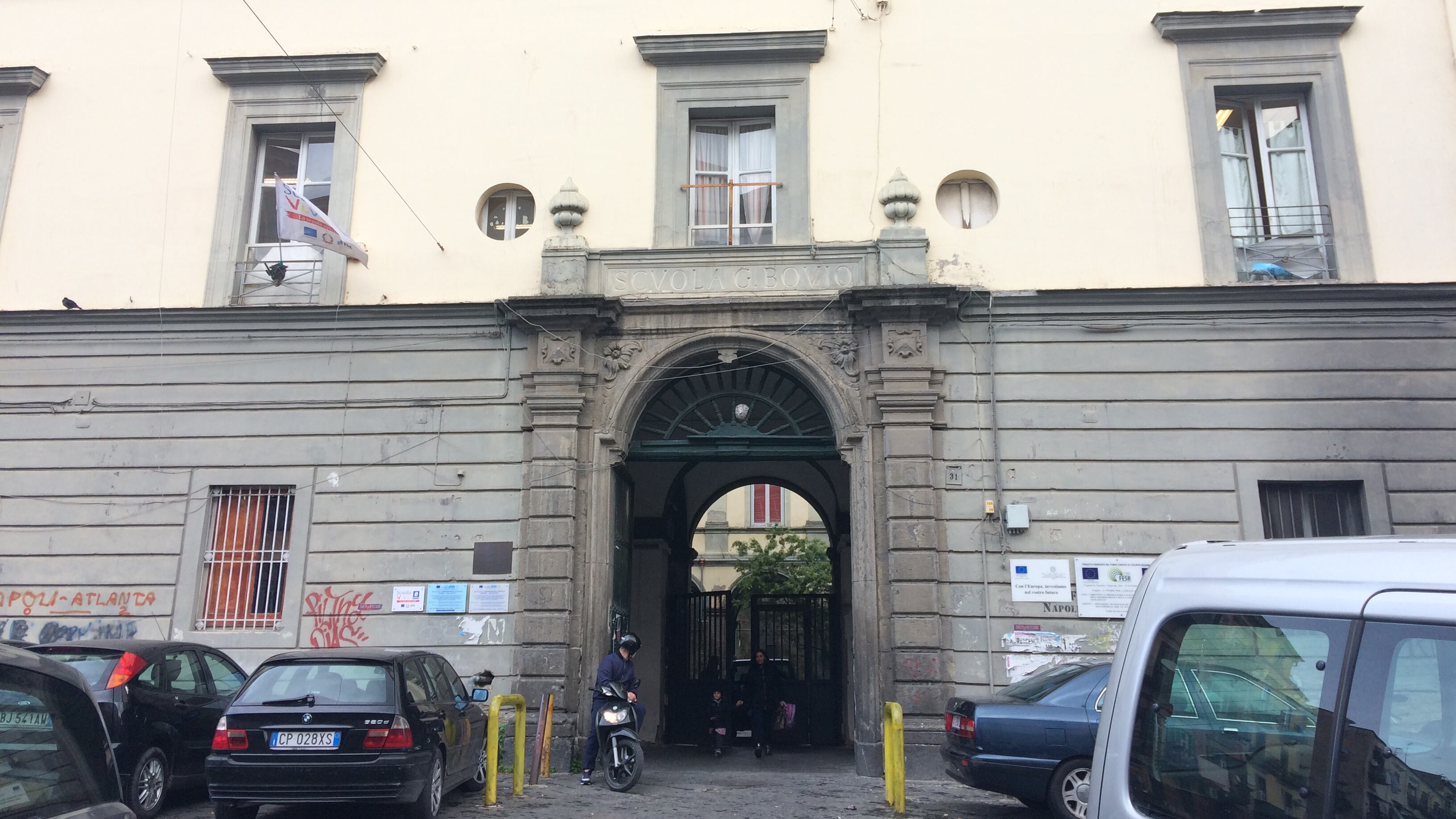 Scuole senza manutenzione: a Napoli bagni per le alunne off-limits in una media