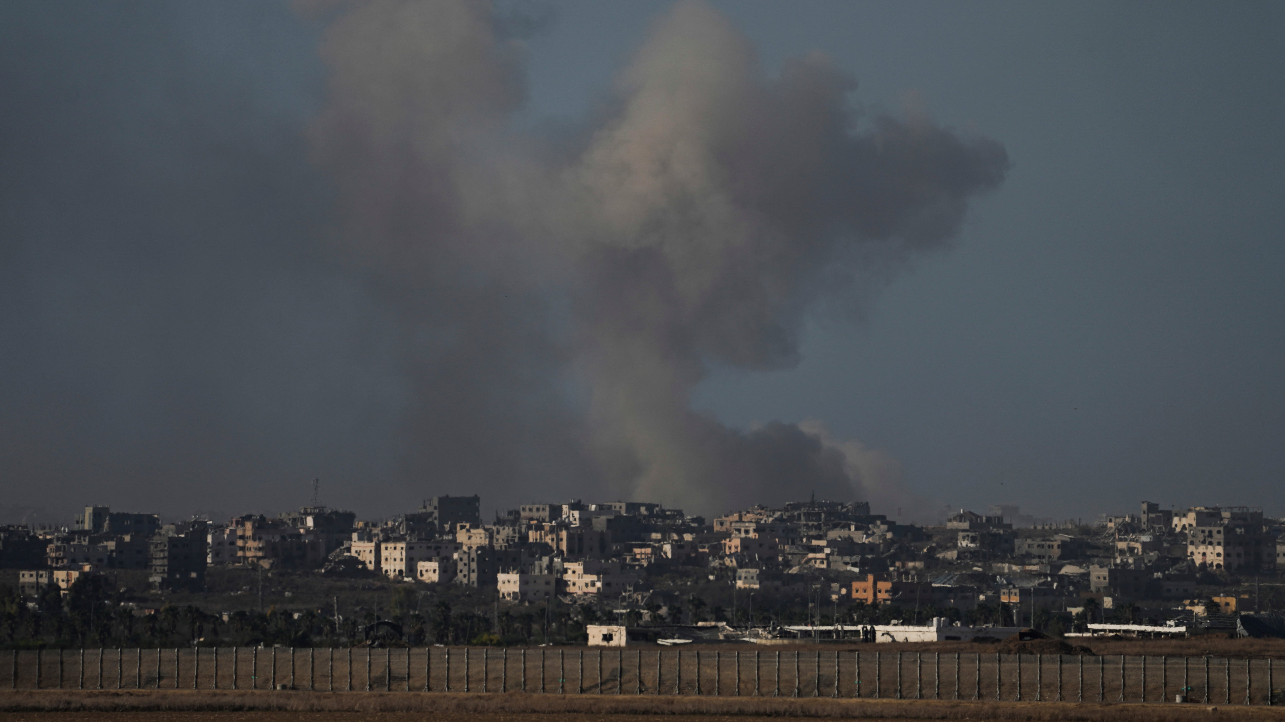 Raid israeliano nella Striscia: 90 vittime. Libano, l'inviato americano vede Netanyahu