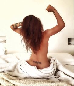 Naike Rivelli nuda, lo scatto hot nella vasca da bagno 26