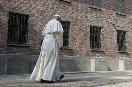 Il Papa in visita ad Auschwitz 13