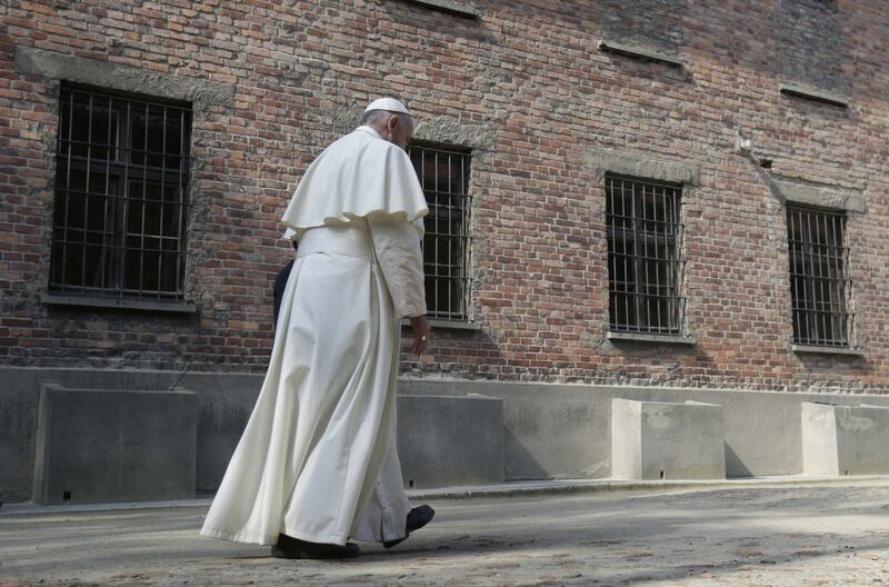 Il Papa in visita ad Auschwitz 13