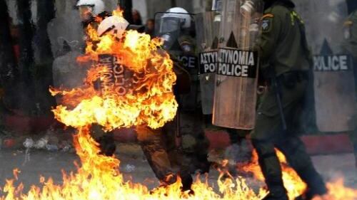 Scontri ad Atene, manifestanti lanciano molotov