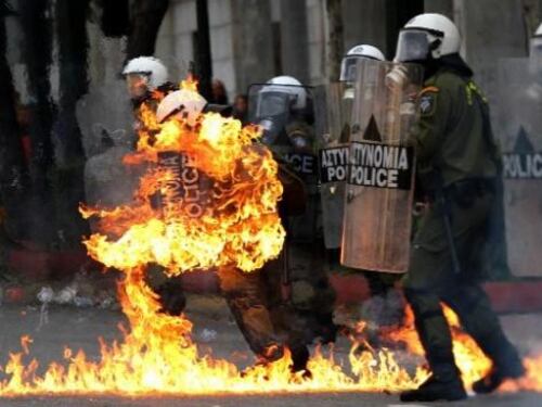 Scontri ad Atene, manifestanti lanciano molotov