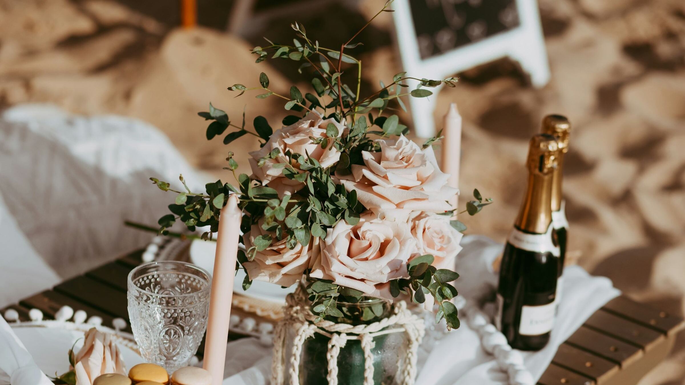 Organizzare un anniversario di matrimonio in spiaggia: 5 idee romantiche che lasciano il segno