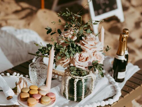 Organizzare un anniversario di matrimonio in spiaggia: 5 idee romantiche che lasciano il segno