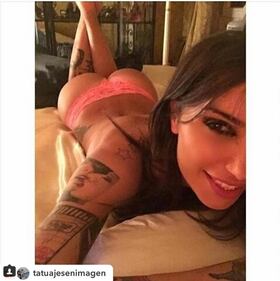 Siria De Fazio si mostra in topless 21