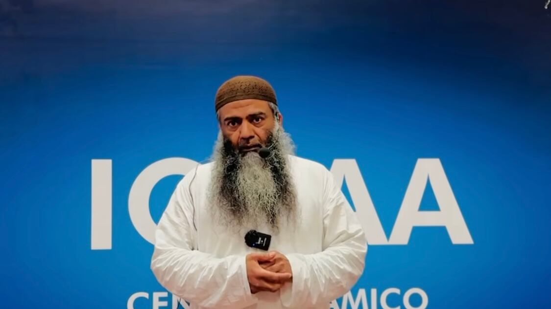 Inneggiava a jihad e Hamas. Espulso Zulfiqar Khan, l'imam estremista di Bologna