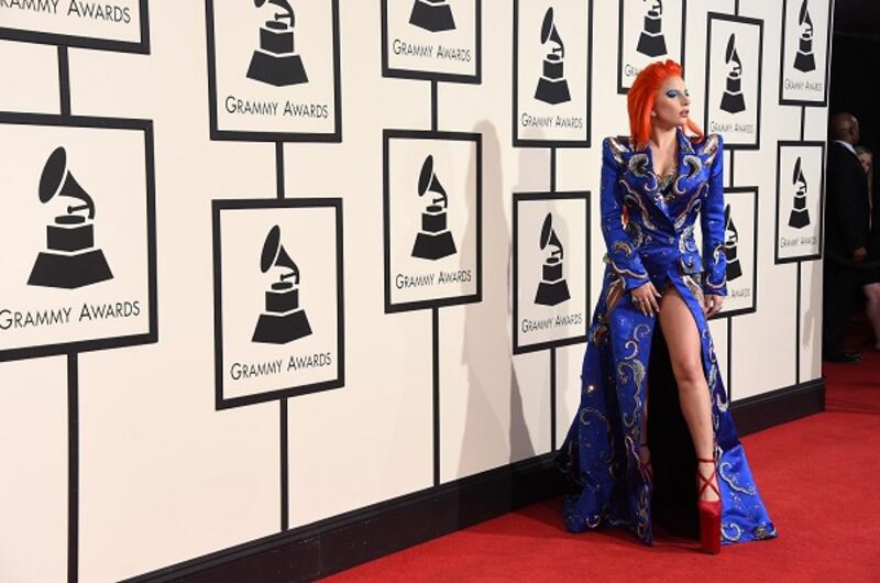 Lady Gaga: capelli rosso fuoco per i Grammy 2016. Foto 7