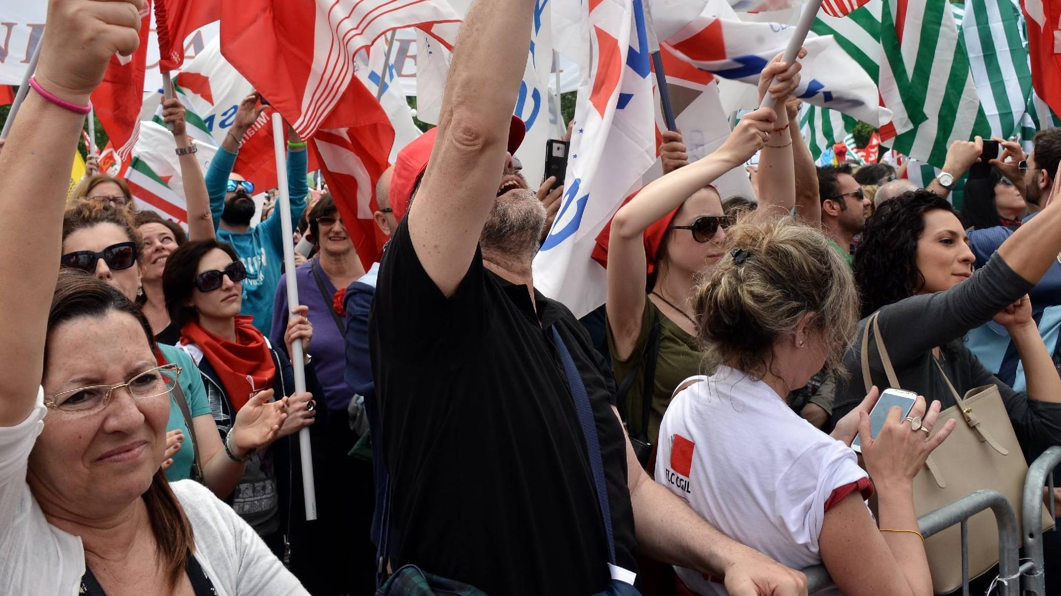 «Renzi asino, vai a scuola» Al corteo l'uomo di Pisapia