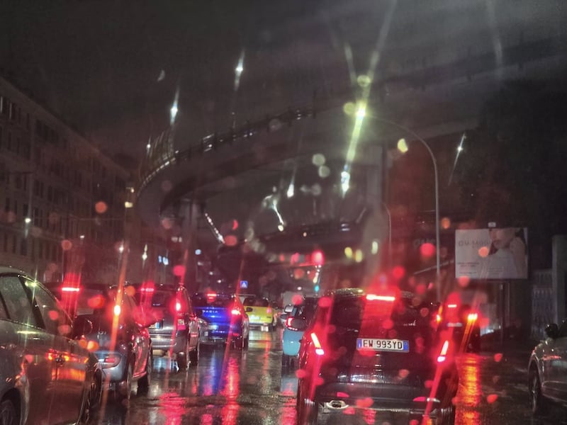 Roma paralizzata tra bomba d'acqua e scioperi 5