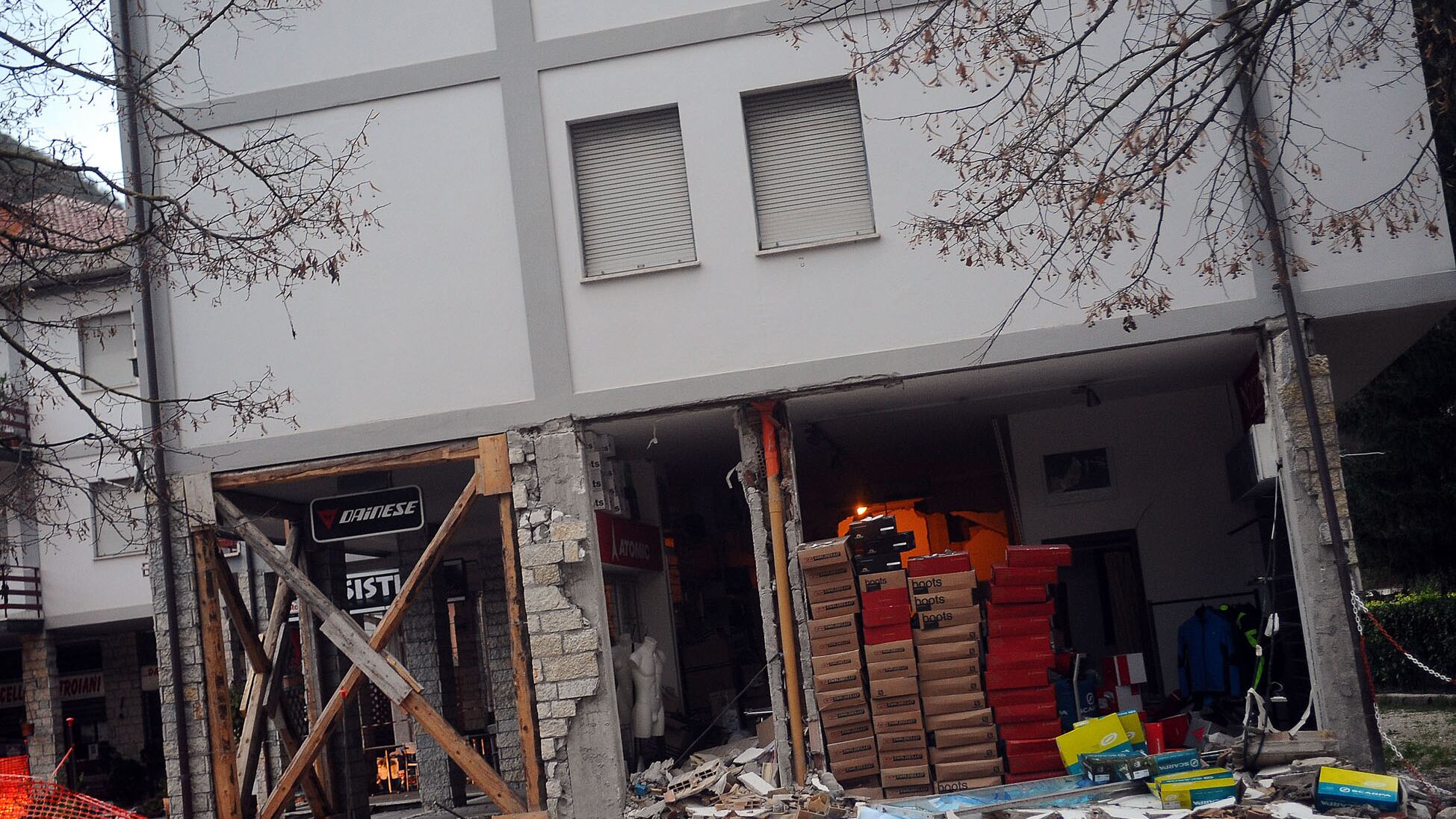 La terra continua a tremare: evacuate otto case su dieci