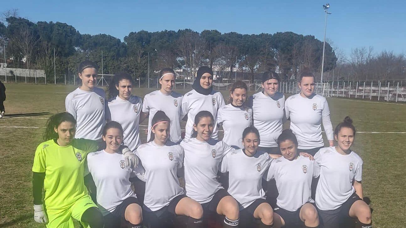 Si rifiuta di togliere l'hijab e l’arbitro sospende la partita di calcio