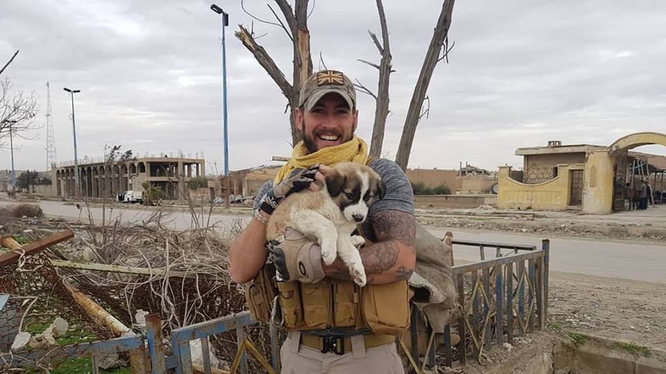 Dopo sette mesi ritrova in cucciolo che ha salvato in Siria