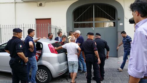 Lavoratore si incatena davanti la casa di Di Maio e si butta benzina addosso 2