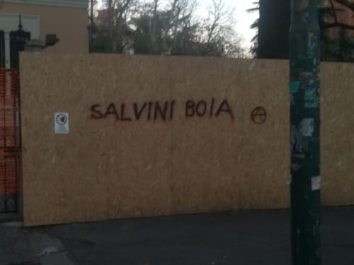 Emilia, la sinistra ora ha paura: sui muri minacce contro Salvini